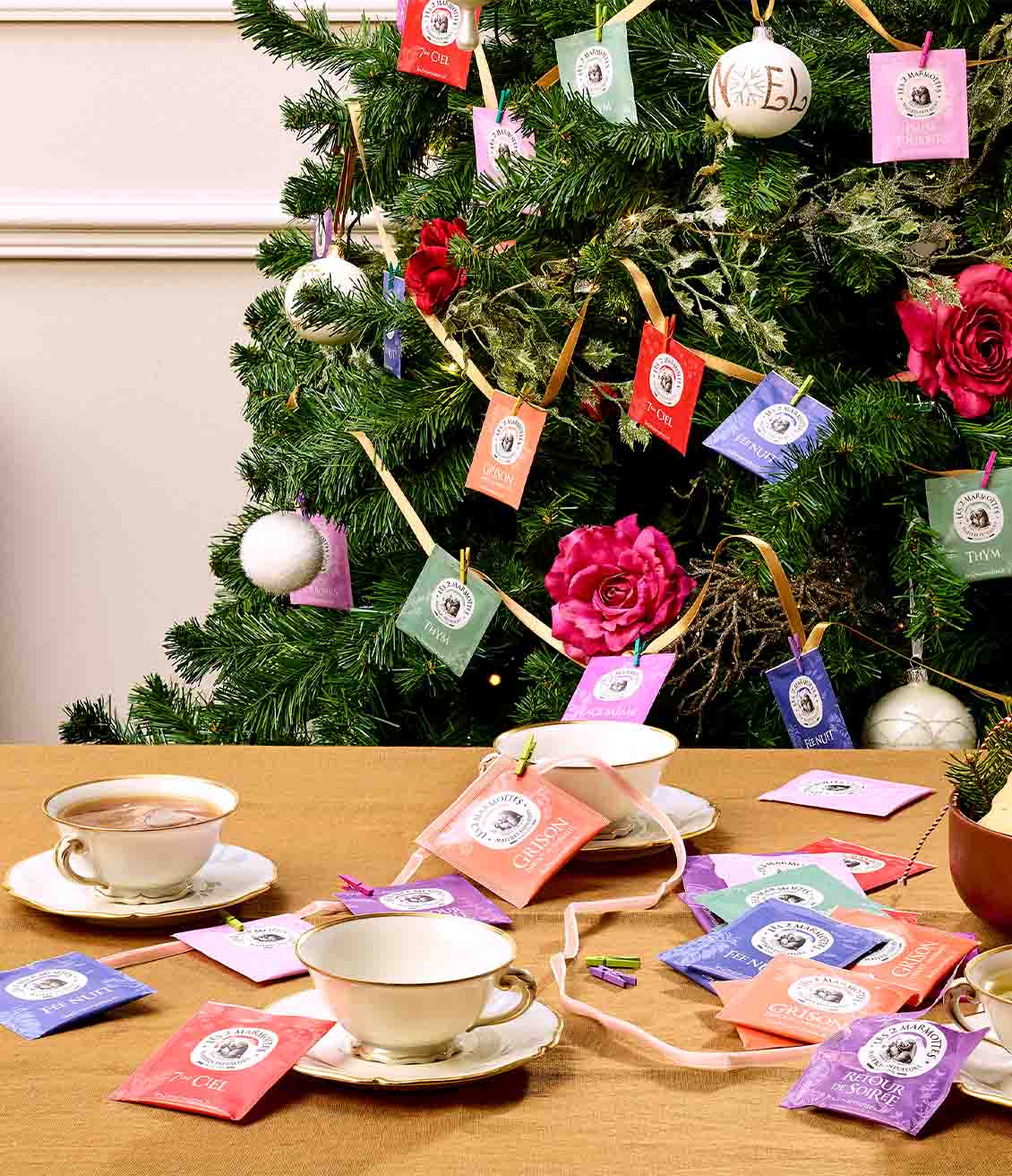 Sapin de Noel DIY décoré avec de sachets d'infusions, et sachets sur une table de Noel